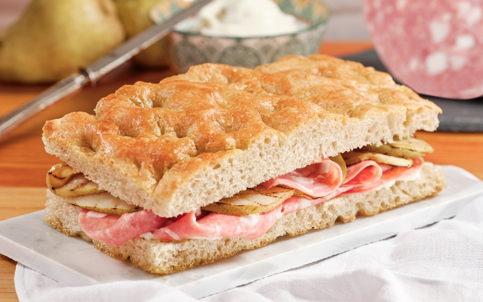 Copertina Focaccia farcita con Salame Cotto Materi?n, pere grigliate e stracchino